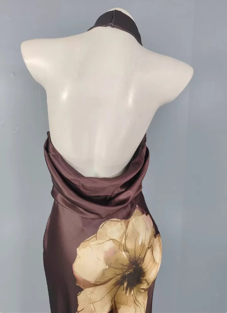 Vintage Elegantes Dunkelbraunes bedrucktes Neckholder-Kleid mit offener Rückenpartie aus Satin, langes Ballkleid Abendkleid P4491