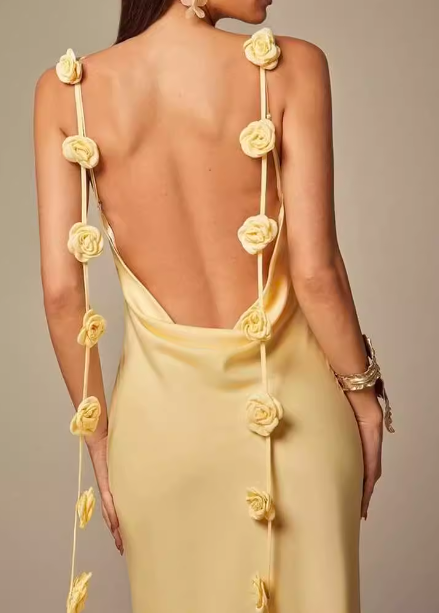 Elegantes blassgelbes 3D-Rosen Spaghettiträger Abendkleid mit offenem Rücken, schmal geschnitten, Satin, langes Ballkleid P4492