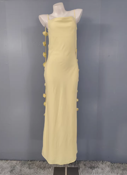 Elegantes blassgelbes 3D-Rosen Spaghettiträger Abendkleid mit offenem Rücken, schmal geschnitten, Satin, langes Ballkleid P4492