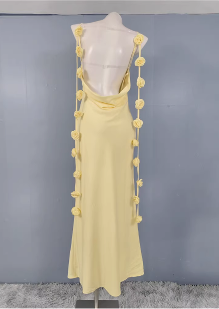 Elegantes blassgelbes 3D-Rosen Spaghettiträger Abendkleid mit offenem Rücken, schmal geschnitten, Satin, langes Ballkleid P4492