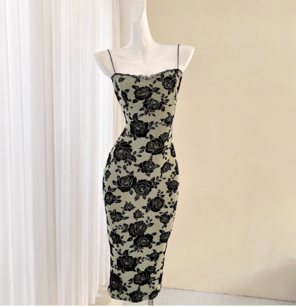 Vintage Dunkelgrünes Etuikleid aus Satin mit schwarzem Rosendruck, Spaghettiträgern und schmaler Passform, Abendkleid P4494