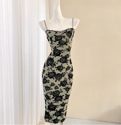Vintage Dunkelgrünes Etuikleid aus Satin mit schwarzem Rosendruck, Spaghettiträgern und schmaler Passform, Abendkleid P4494