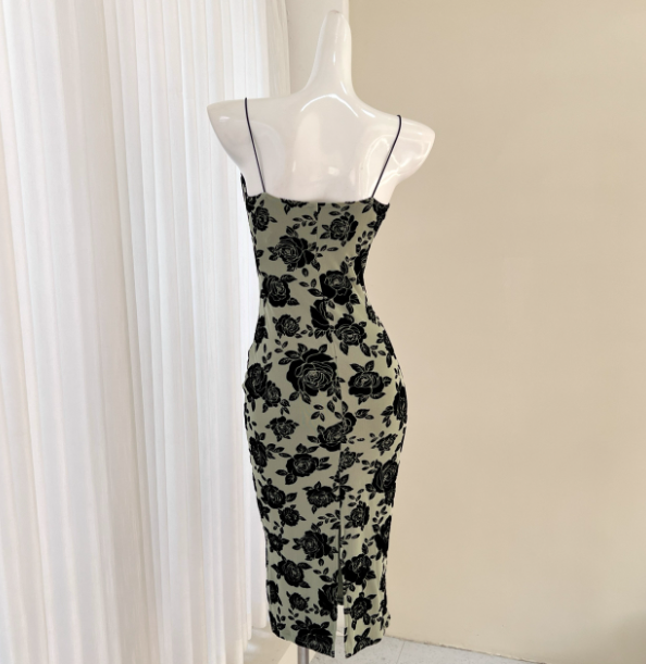 Vintage Dunkelgrünes Etuikleid aus Satin mit schwarzem Rosendruck, Spaghettiträgern und schmaler Passform, Abendkleid P4494