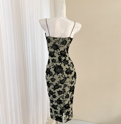 Vintage Dunkelgrünes Etuikleid aus Satin mit schwarzem Rosendruck, Spaghettiträgern und schmaler Passform, Abendkleid P4494