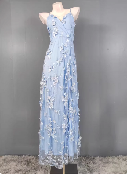 Verträumtes himmelblaues A-Linien-Ballkleid mit Spaghettiträgern, tiefem V-Ausschnitt, 3D-Blumen und Tüll P4497