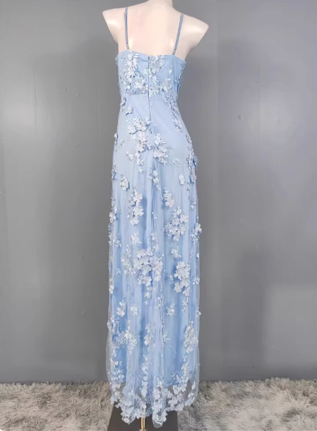 Verträumtes himmelblaues A-Linien-Ballkleid mit Spaghettiträgern, tiefem V-Ausschnitt, 3D-Blumen und Tüll P4497