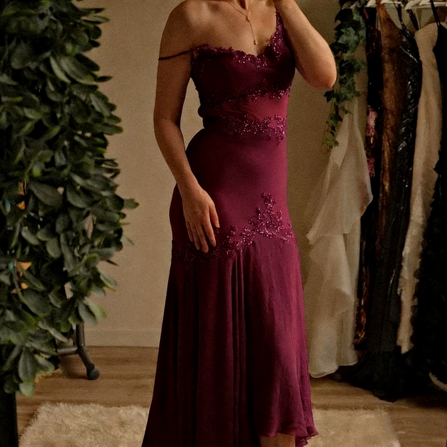 Belle robe de bal en mousseline de soie violette à bretelles spaghetti et perles P2305