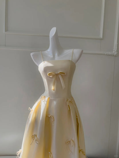 Robe de soirée/bal longue jaune clair en satin coupe trapèze à fines bretelles avec nœud P4050