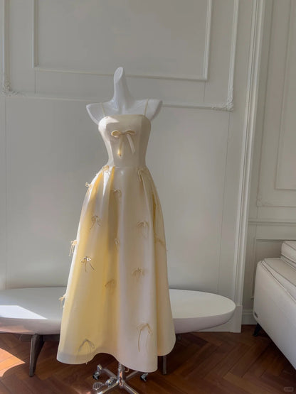 Robe de soirée/bal longue jaune clair en satin coupe trapèze à fines bretelles avec nœud P4050
