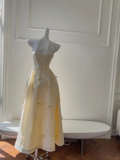 Robe de soirée/bal longue jaune clair en satin coupe trapèze à fines bretelles avec nœud P4050