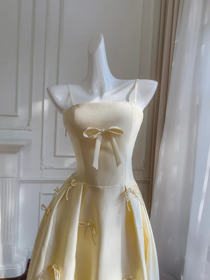 Robe de soirée/bal longue jaune clair en satin coupe trapèze à fines bretelles avec nœud P4050