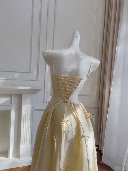 Robe de soirée/bal longue jaune clair en satin coupe trapèze à fines bretelles avec nœud P4050