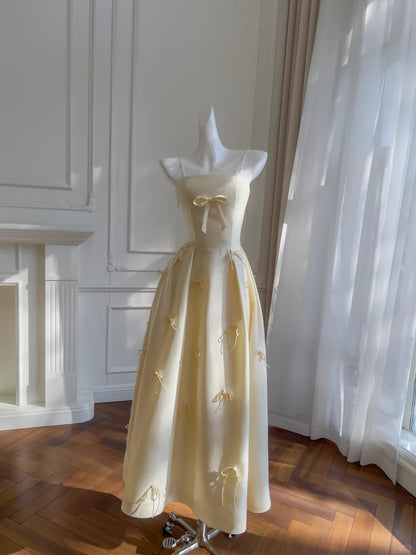 Robe de soirée/bal longue jaune clair en satin coupe trapèze à fines bretelles avec nœud P4050