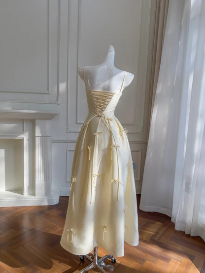 Robe de soirée/bal longue jaune clair en satin coupe trapèze à fines bretelles avec nœud P4050