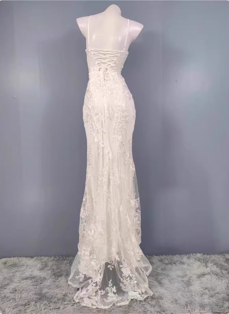 Elegantes weißes Meerjungfrau Spaghetti-Träger Spitzenkleid mit Schlitz Langes Ballkleid Abendkleid P4500