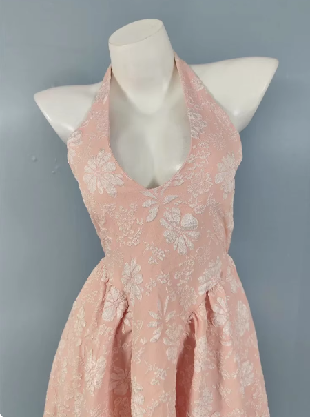 Süßes rosafarbenes A-Linien Neckholder-Abendkleid aus Jacquard mit V-Ausschnitt P4503