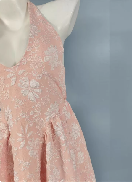 Süßes rosafarbenes A-Linien Neckholder-Abendkleid aus Jacquard mit V-Ausschnitt P4503