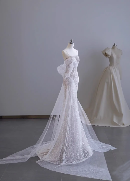 Verträumtes weißes Meerjungfrauen-Abendkleid mit Spaghettiträgern und offener Rückenpartie, Tüllschleppe, Ballkleid P4507