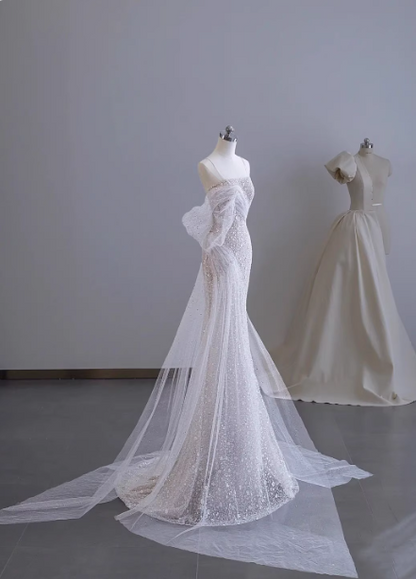 Verträumtes weißes Meerjungfrauen-Abendkleid mit Spaghettiträgern und offener Rückenpartie, Tüllschleppe, Ballkleid P4507
