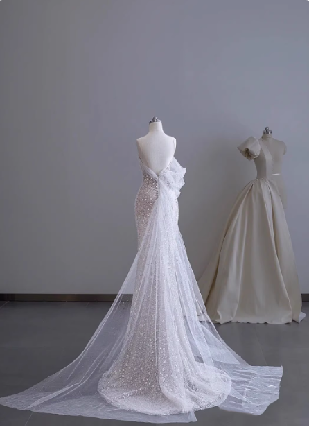 Verträumtes weißes Meerjungfrauen-Abendkleid mit Spaghettiträgern und offener Rückenpartie, Tüllschleppe, Ballkleid P4507