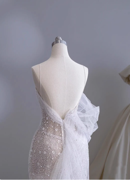 Verträumtes weißes Meerjungfrauen-Abendkleid mit Spaghettiträgern und offener Rückenpartie, Tüllschleppe, Ballkleid P4507