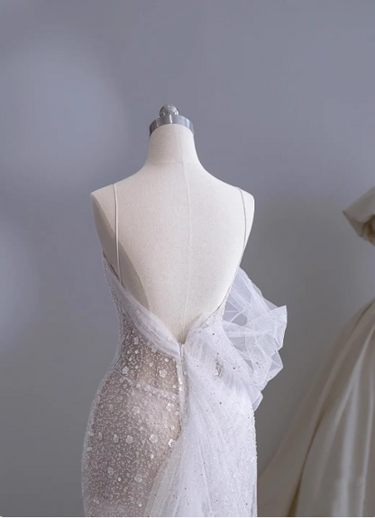 Verträumtes weißes Meerjungfrauen-Abendkleid mit Spaghettiträgern und offener Rückenpartie, Tüllschleppe, Ballkleid P4507
