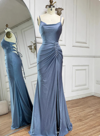Elegantes, schieferblaues, langes Meerjungfrauen-Abendkleid aus Satin mit Spaghettiträgern, Raffungen und Schlitz P4515