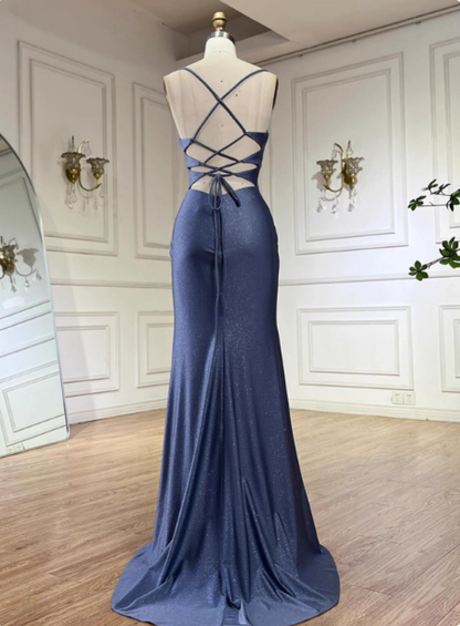 Elegantes, schieferblaues, langes Meerjungfrauen-Abendkleid aus Satin mit Spaghettiträgern, Raffungen und Schlitz P4515