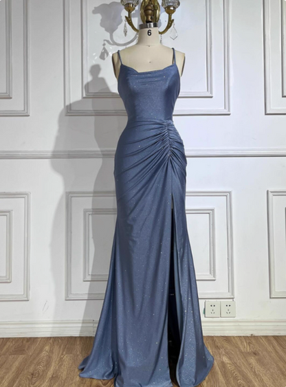 Elegantes, schieferblaues, langes Meerjungfrauen-Abendkleid aus Satin mit Spaghettiträgern, Raffungen und Schlitz P4515