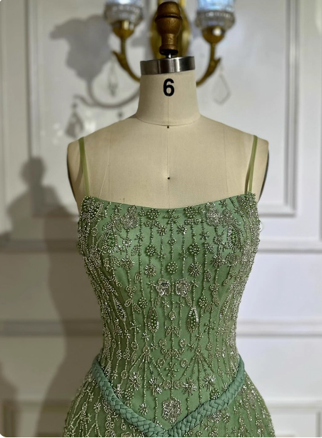 Wunderschönes grünes A-Linien-Kleid mit quadratischem Ausschnitt, Spaghettiträgern, Perlenstickerei und Tüll für den Abschlussball oder Abend P4517