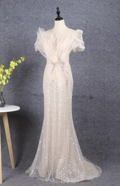 Elegantes Champagner Meerjungfrau Ballkleid mit Puffärmeln, Pailletten und Schleppe Abendkleid P4518