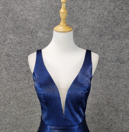 Elegantes, marineblaues A-Linien-Abendkleid aus Satin mit V-Ausschnitt P4519