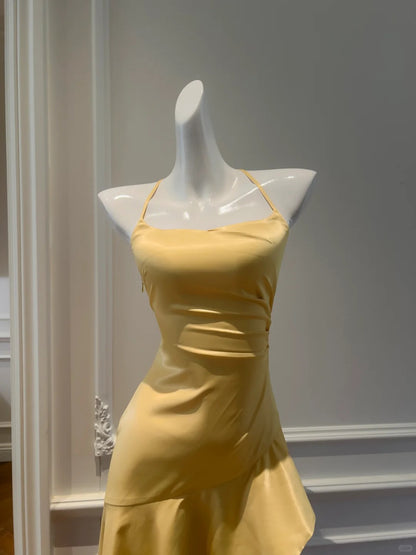 Elegantes gelbes, asymmetrisches Neckholder-Satin-Kleid mit kurzer Vorder- und langer Rückseite für den Abschlussball P4052