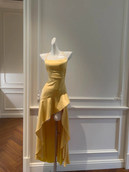 Elegantes gelbes, asymmetrisches Neckholder-Satin-Kleid mit kurzer Vorder- und langer Rückseite für den Abschlussball P4052