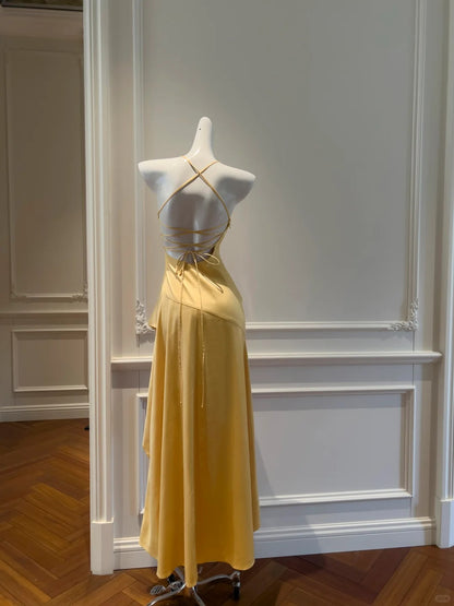 Elegantes gelbes, asymmetrisches Neckholder-Satin-Kleid mit kurzer Vorder- und langer Rückseite für den Abschlussball P4052