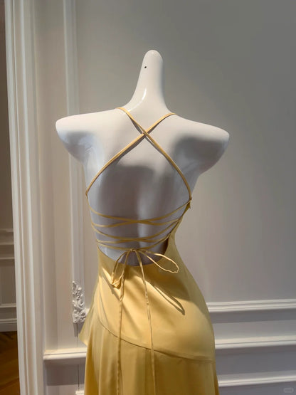 Elegantes gelbes, asymmetrisches Neckholder-Satin-Kleid mit kurzer Vorder- und langer Rückseite für den Abschlussball P4052
