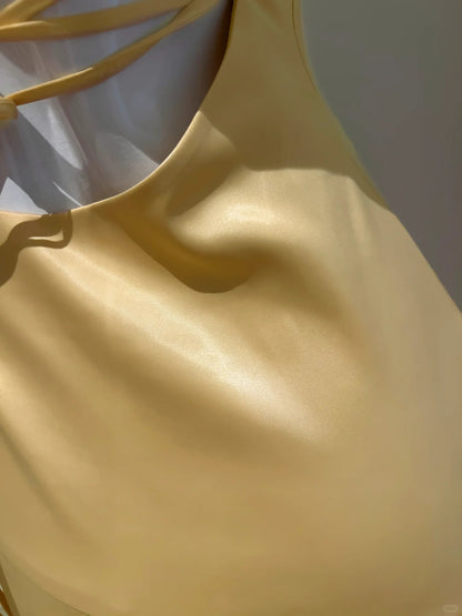 Elegantes gelbes, asymmetrisches Neckholder-Satin-Kleid mit kurzer Vorder- und langer Rückseite für den Abschlussball P4052