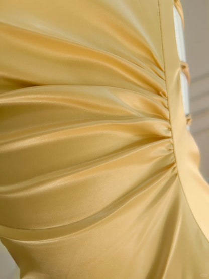 Elegantes gelbes, asymmetrisches Neckholder-Satin-Kleid mit kurzer Vorder- und langer Rückseite für den Abschlussball P4052