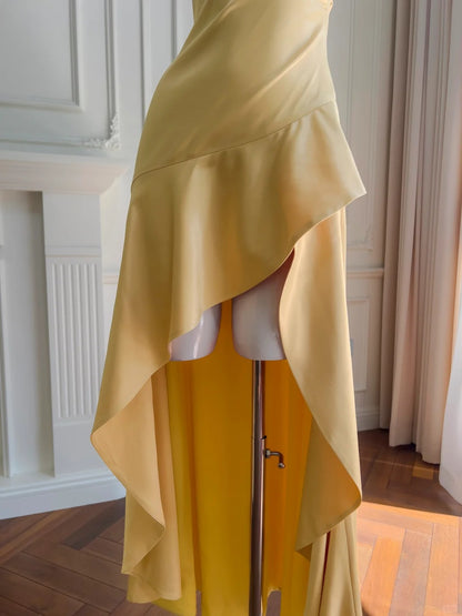 Elegantes gelbes, asymmetrisches Neckholder-Satin-Kleid mit kurzer Vorder- und langer Rückseite für den Abschlussball P4052