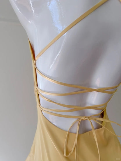 Elegantes gelbes, asymmetrisches Neckholder-Satin-Kleid mit kurzer Vorder- und langer Rückseite für den Abschlussball P4052