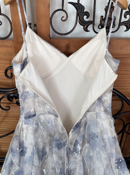 Elegantes bedrucktes Spaghettiträger-Kleid mit V-Ausschnitt, Rüschen und Tüll-Lagen für den Abschlussball P4525