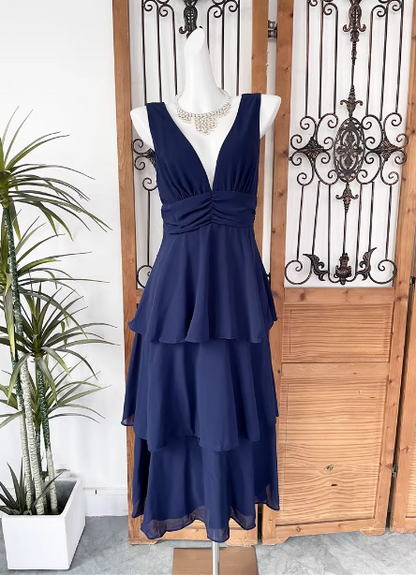 Elegantes marineblaues A-Linien-Abendkleid aus Chiffon mit V-Ausschnitt, Rüschen und Lagenlook P4527