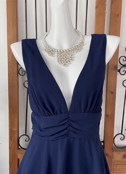 Elegantes marineblaues A-Linien-Abendkleid aus Chiffon mit V-Ausschnitt, Rüschen und Lagenlook P4527