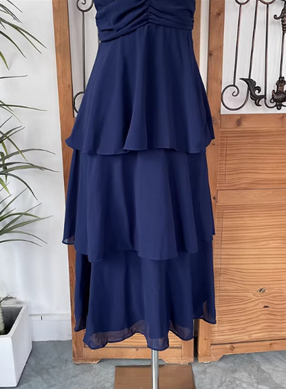 Elegantes marineblaues A-Linien-Abendkleid aus Chiffon mit V-Ausschnitt, Rüschen und Lagenlook P4527