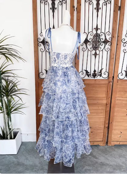 Süßes blau-weißes geblümtes Schleifenband Mehrlagiges gestuftes Chiffon-Abendkleid P4528