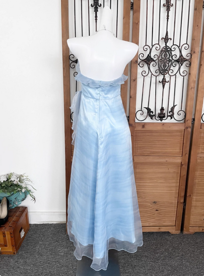 Elegantes hellblaues trägerloses A-Linien-Abendkleid aus Tüll mit Rüschen P4533