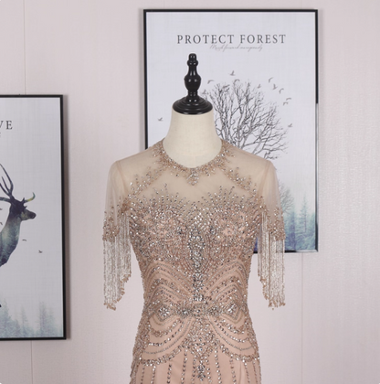 Wunderschönes Nude Pink Meerjungfrau-Kleid mit Rundhalsausschnitt, Fransenärmeln, Perlen und Tüll-Schleppe, für Abschlussball und Abend P4547