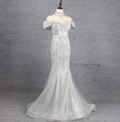 Wunderschönes silbernes Meerjungfrauen-Abendkleid mit Carmen-Ausschnitt, Perlen und Glitzer aus Tüll, mit Schleppe, P4549
