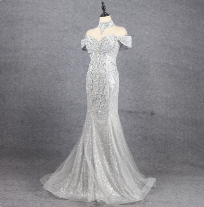 Wunderschönes silbernes Meerjungfrauen-Abendkleid mit Carmen-Ausschnitt, Perlen und Glitzer aus Tüll, mit Schleppe, P4549