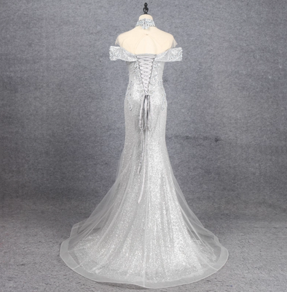 Wunderschönes silbernes Meerjungfrauen-Abendkleid mit Carmen-Ausschnitt, Perlen und Glitzer aus Tüll, mit Schleppe, P4549
